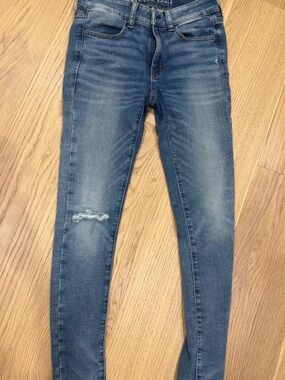 American Eagle Outfitters Distressed Medium Blue Skinny Jeans